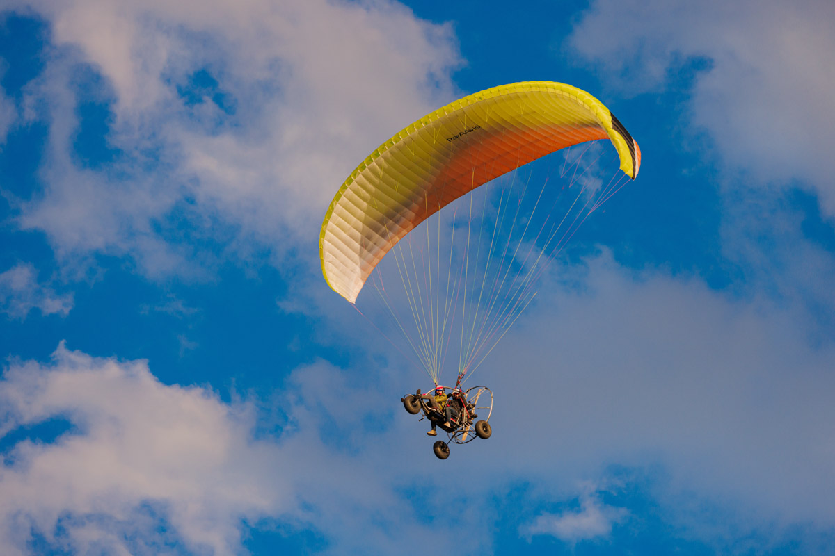 В прошлом году «маленькую Венецию» в Боголюбове нам застать не удалось из-за слишком теплой зимы. Зато в 2026-м луг у белокаменного шедевра знатно затопило вышедшими из берегов реками. В апреле, невзирая на погоду, пространство вокруг памятника заполнили ценители прекрасного: кто пешком, кто по воде.