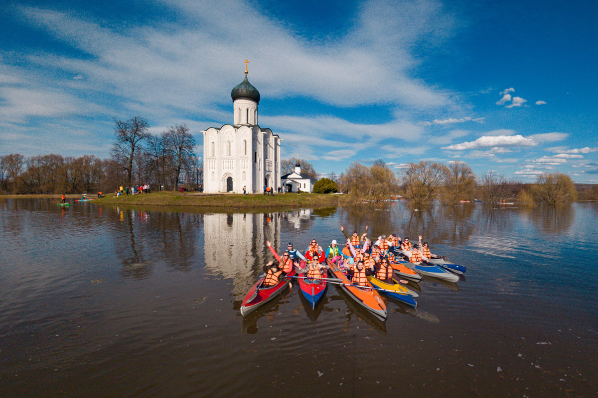 В прошлом году «маленькую Венецию» в Боголюбове нам застать не удалось из-за слишком теплой зимы. Зато в 2026-м луг у белокаменного шедевра знатно затопило вышедшими из берегов реками. В апреле, невзирая на погоду, пространство вокруг памятника заполнили ценители прекрасного: кто пешком, кто по воде.