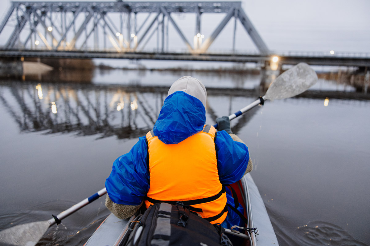 В прошлом году «маленькую Венецию» в Боголюбове нам застать не удалось из-за слишком теплой зимы. Зато в 2026-м луг у белокаменного шедевра знатно затопило вышедшими из берегов реками. В апреле, невзирая на погоду, пространство вокруг памятника заполнили ценители прекрасного: кто пешком, кто по воде.