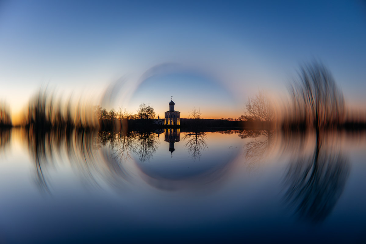 В прошлом году «маленькую Венецию» в Боголюбове нам застать не удалось из-за слишком теплой зимы. Зато в 2026-м луг у белокаменного шедевра знатно затопило вышедшими из берегов реками. В апреле, невзирая на погоду, пространство вокруг памятника заполнили ценители прекрасного: кто пешком, кто по воде.