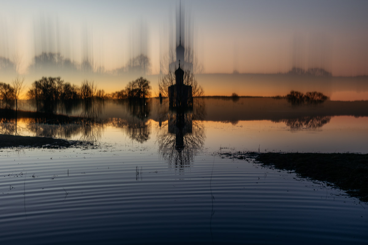 В прошлом году «маленькую Венецию» в Боголюбове нам застать не удалось из-за слишком теплой зимы. Зато в 2026-м луг у белокаменного шедевра знатно затопило вышедшими из берегов реками. В апреле, невзирая на погоду, пространство вокруг памятника заполнили ценители прекрасного: кто пешком, кто по воде.