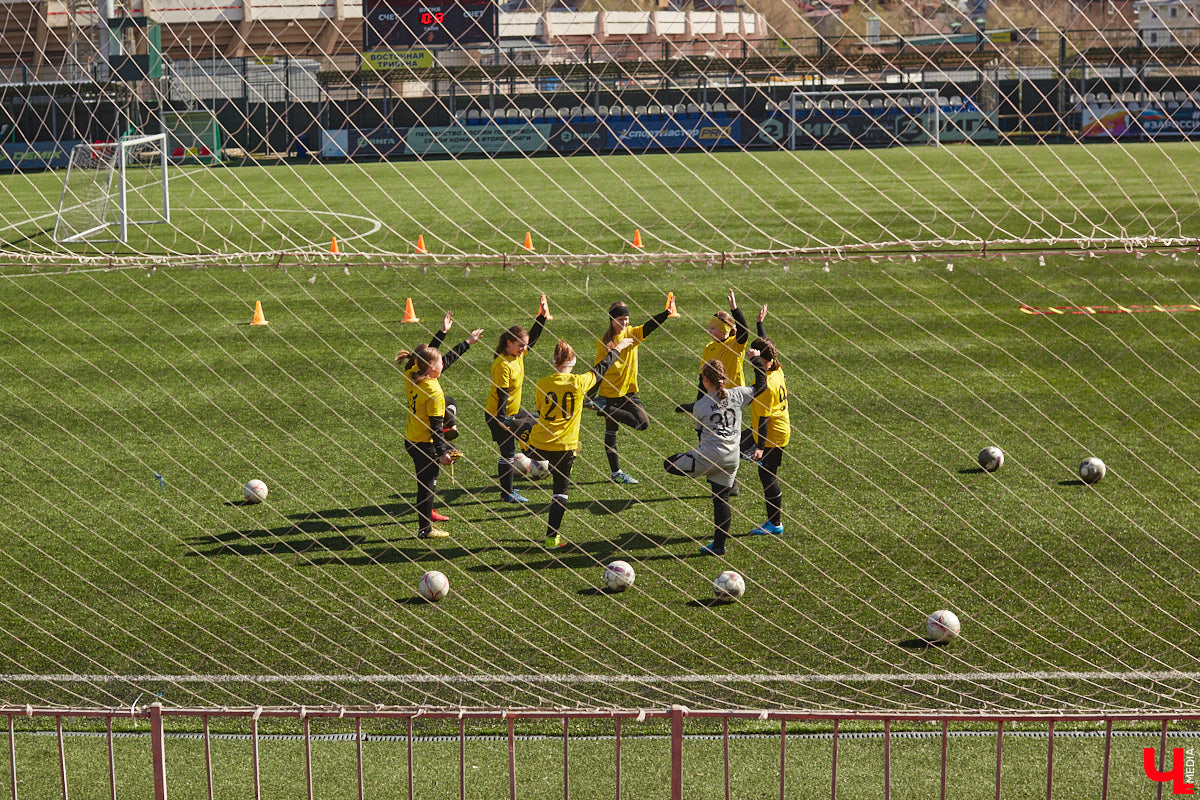 Еще год назад Алиса Логунова тренировалась с ровесницами в областном центре, а сегодня она игрок национальной сборной России U-16. О пути школьницы к главным стадионам страны «Ключ-Медиа» поговорил с ее бывшим тренером из Владимира, Александрой Лещенко.