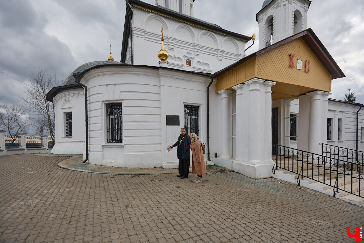 Вознесенская церковь прошла путь от древнего монастыря на подступах к Владимиру до тихого приходского храма. В начале 2000-х там нашли захоронение героя Отечественной войны 1812 года – майора гусарского полка Дмитрия Голицына. Есть мнение, что его биография во многом схожа с судьбой Андрея Болконского, героя романа Льва Толстого «Война и мир». Как трагическая кончина юноши повлияла на строительство каменного комплекса данной церкви? И при чем тут… босоножки? «Ключ-Медиа» искал ответы на эти вопросы вместе с настоятелем, отцом Николаем Смирновым.