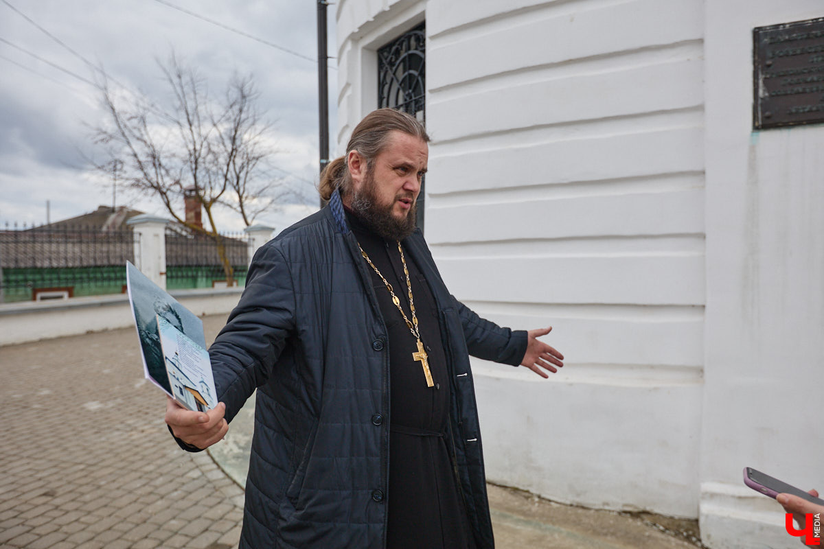 Вознесенская церковь прошла путь от древнего монастыря на подступах к Владимиру до тихого приходского храма. В начале 2000-х там нашли захоронение героя Отечественной войны 1812 года – майора гусарского полка Дмитрия Голицына. Есть мнение, что его биография во многом схожа с судьбой Андрея Болконского, героя романа Льва Толстого «Война и мир». Как трагическая кончина юноши повлияла на строительство каменного комплекса данной церкви? И при чем тут… босоножки? «Ключ-Медиа» искал ответы на эти вопросы вместе с настоятелем, отцом Николаем Смирновым.