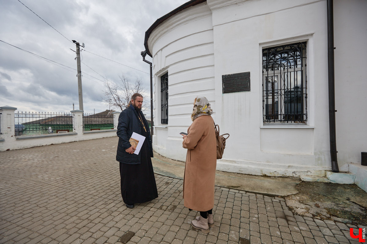 Вознесенская церковь прошла путь от древнего монастыря на подступах к Владимиру до тихого приходского храма. В начале 2000-х там нашли захоронение героя Отечественной войны 1812 года – майора гусарского полка Дмитрия Голицына. Есть мнение, что его биография во многом схожа с судьбой Андрея Болконского, героя романа Льва Толстого «Война и мир». Как трагическая кончина юноши повлияла на строительство каменного комплекса данной церкви? И при чем тут… босоножки? «Ключ-Медиа» искал ответы на эти вопросы вместе с настоятелем, отцом Николаем Смирновым.