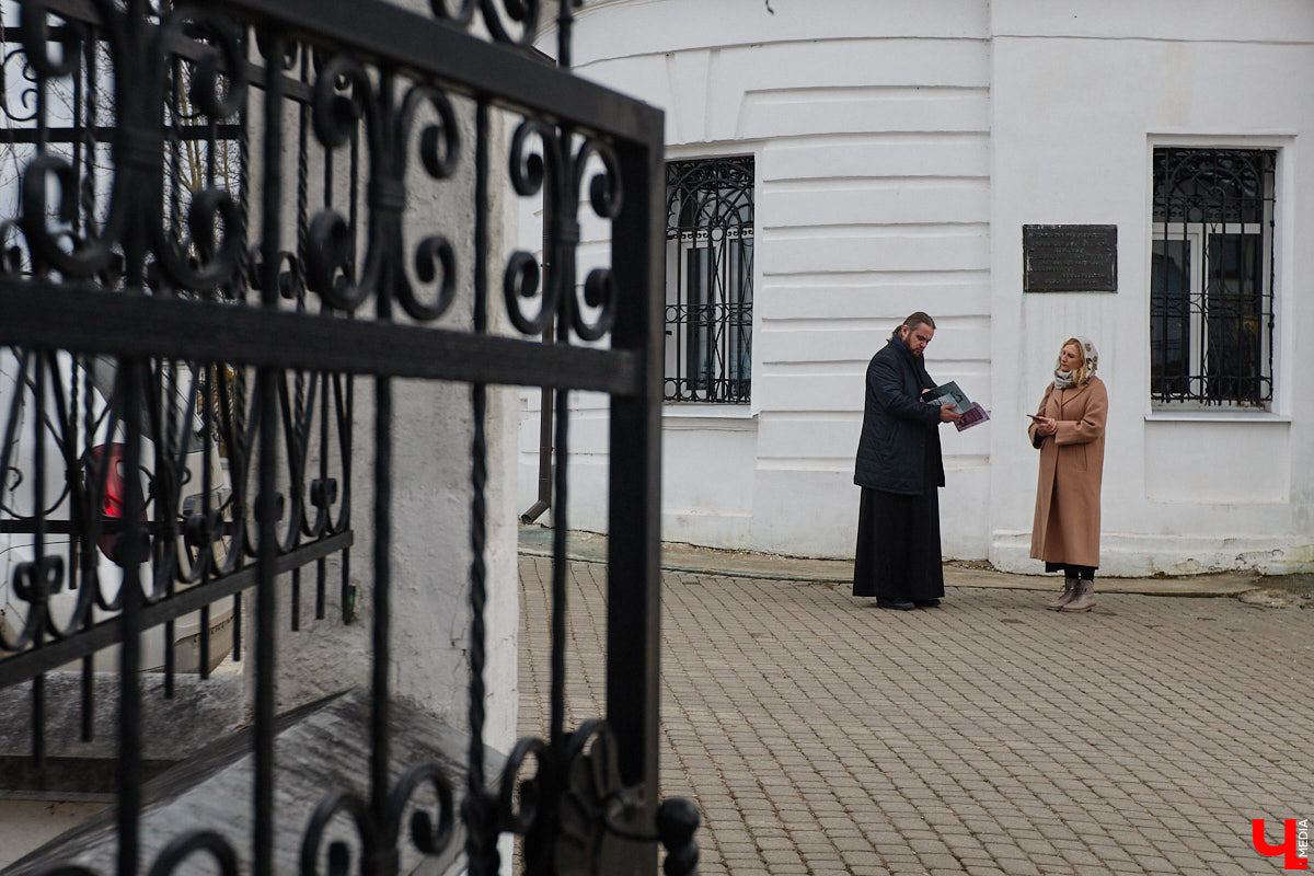 Вознесенская церковь прошла путь от древнего монастыря на подступах к Владимиру до тихого приходского храма. В начале 2000-х там нашли захоронение героя Отечественной войны 1812 года – майора гусарского полка Дмитрия Голицына. Есть мнение, что его биография во многом схожа с судьбой Андрея Болконского, героя романа Льва Толстого «Война и мир». Как трагическая кончина юноши повлияла на строительство каменного комплекса данной церкви? И при чем тут… босоножки? «Ключ-Медиа» искал ответы на эти вопросы вместе с настоятелем, отцом Николаем Смирновым.