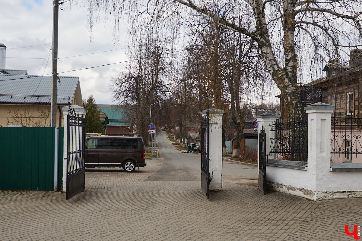 Вознесенская церковь прошла путь от древнего монастыря на подступах к Владимиру до тихого приходского храма. В начале 2000-х там нашли захоронение героя Отечественной войны 1812 года – майора гусарского полка Дмитрия Голицына. Есть мнение, что его биография во многом схожа с судьбой Андрея Болконского, героя романа Льва Толстого «Война и мир». Как трагическая кончина юноши повлияла на строительство каменного комплекса данной церкви? И при чем тут… босоножки? «Ключ-Медиа» искал ответы на эти вопросы вместе с настоятелем, отцом Николаем Смирновым.