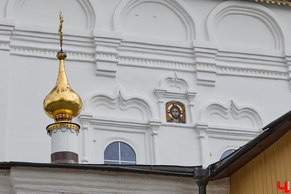 Вознесенская церковь прошла путь от древнего монастыря на подступах к Владимиру до тихого приходского храма. В начале 2000-х там нашли захоронение героя Отечественной войны 1812 года – майора гусарского полка Дмитрия Голицына. Есть мнение, что его биография во многом схожа с судьбой Андрея Болконского, героя романа Льва Толстого «Война и мир». Как трагическая кончина юноши повлияла на строительство каменного комплекса данной церкви? И при чем тут… босоножки? «Ключ-Медиа» искал ответы на эти вопросы вместе с настоятелем, отцом Николаем Смирновым.