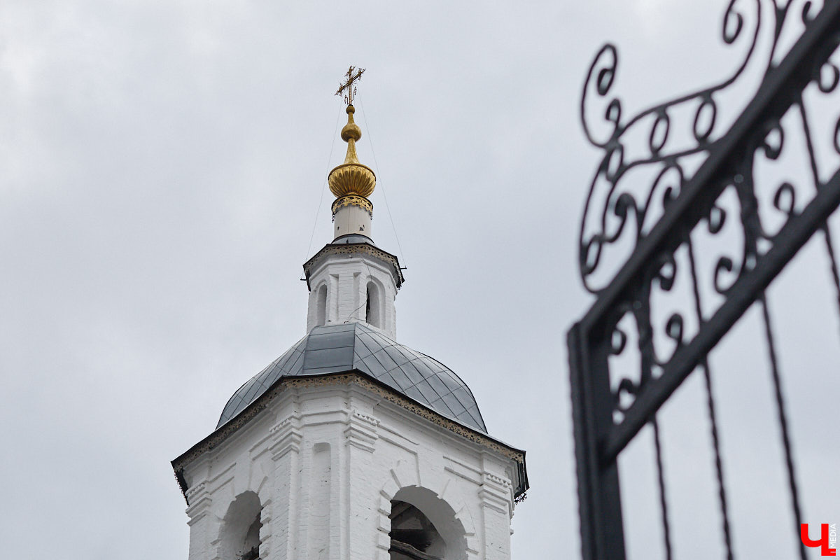 Вознесенская церковь прошла путь от древнего монастыря на подступах к Владимиру до тихого приходского храма. В начале 2000-х там нашли захоронение героя Отечественной войны 1812 года – майора гусарского полка Дмитрия Голицына. Есть мнение, что его биография во многом схожа с судьбой Андрея Болконского, героя романа Льва Толстого «Война и мир». Как трагическая кончина юноши повлияла на строительство каменного комплекса данной церкви? И при чем тут… босоножки? «Ключ-Медиа» искал ответы на эти вопросы вместе с настоятелем, отцом Николаем Смирновым.