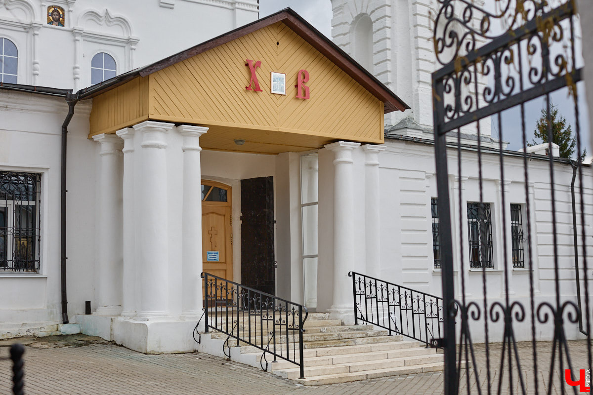 Вознесенская церковь прошла путь от древнего монастыря на подступах к Владимиру до тихого приходского храма. В начале 2000-х там нашли захоронение героя Отечественной войны 1812 года – майора гусарского полка Дмитрия Голицына. Есть мнение, что его биография во многом схожа с судьбой Андрея Болконского, героя романа Льва Толстого «Война и мир». Как трагическая кончина юноши повлияла на строительство каменного комплекса данной церкви? И при чем тут… босоножки? «Ключ-Медиа» искал ответы на эти вопросы вместе с настоятелем, отцом Николаем Смирновым.