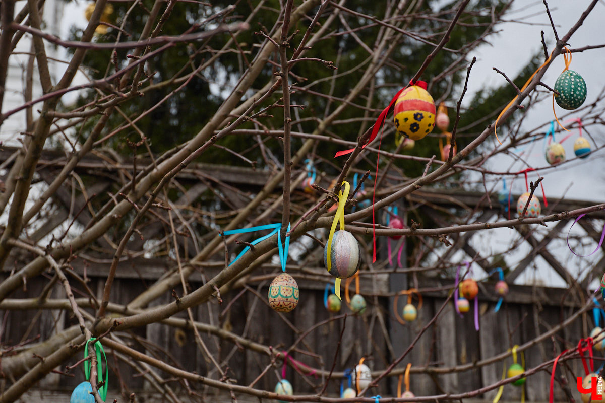 Вознесенская церковь прошла путь от древнего монастыря на подступах к Владимиру до тихого приходского храма. В начале 2000-х там нашли захоронение героя Отечественной войны 1812 года – майора гусарского полка Дмитрия Голицына. Есть мнение, что его биография во многом схожа с судьбой Андрея Болконского, героя романа Льва Толстого «Война и мир». Как трагическая кончина юноши повлияла на строительство каменного комплекса данной церкви? И при чем тут… босоножки? «Ключ-Медиа» искал ответы на эти вопросы вместе с настоятелем, отцом Николаем Смирновым.