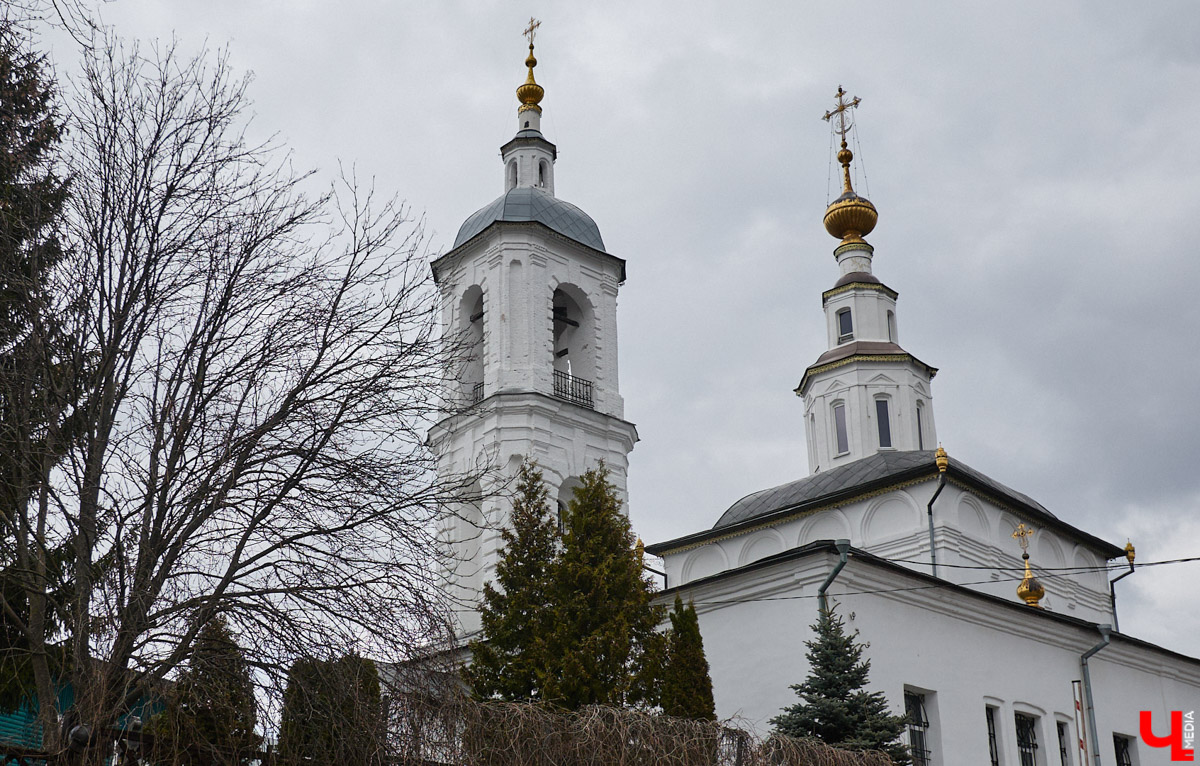 Вознесенская церковь прошла путь от древнего монастыря на подступах к Владимиру до тихого приходского храма. В начале 2000-х там нашли захоронение героя Отечественной войны 1812 года – майора гусарского полка Дмитрия Голицына. Есть мнение, что его биография во многом схожа с судьбой Андрея Болконского, героя романа Льва Толстого «Война и мир». Как трагическая кончина юноши повлияла на строительство каменного комплекса данной церкви? И при чем тут… босоножки? «Ключ-Медиа» искал ответы на эти вопросы вместе с настоятелем, отцом Николаем Смирновым.