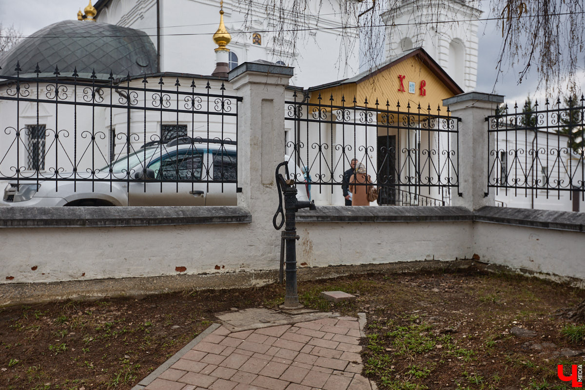 Вознесенская церковь прошла путь от древнего монастыря на подступах к Владимиру до тихого приходского храма. В начале 2000-х там нашли захоронение героя Отечественной войны 1812 года – майора гусарского полка Дмитрия Голицына. Есть мнение, что его биография во многом схожа с судьбой Андрея Болконского, героя романа Льва Толстого «Война и мир». Как трагическая кончина юноши повлияла на строительство каменного комплекса данной церкви? И при чем тут… босоножки? «Ключ-Медиа» искал ответы на эти вопросы вместе с настоятелем, отцом Николаем Смирновым.