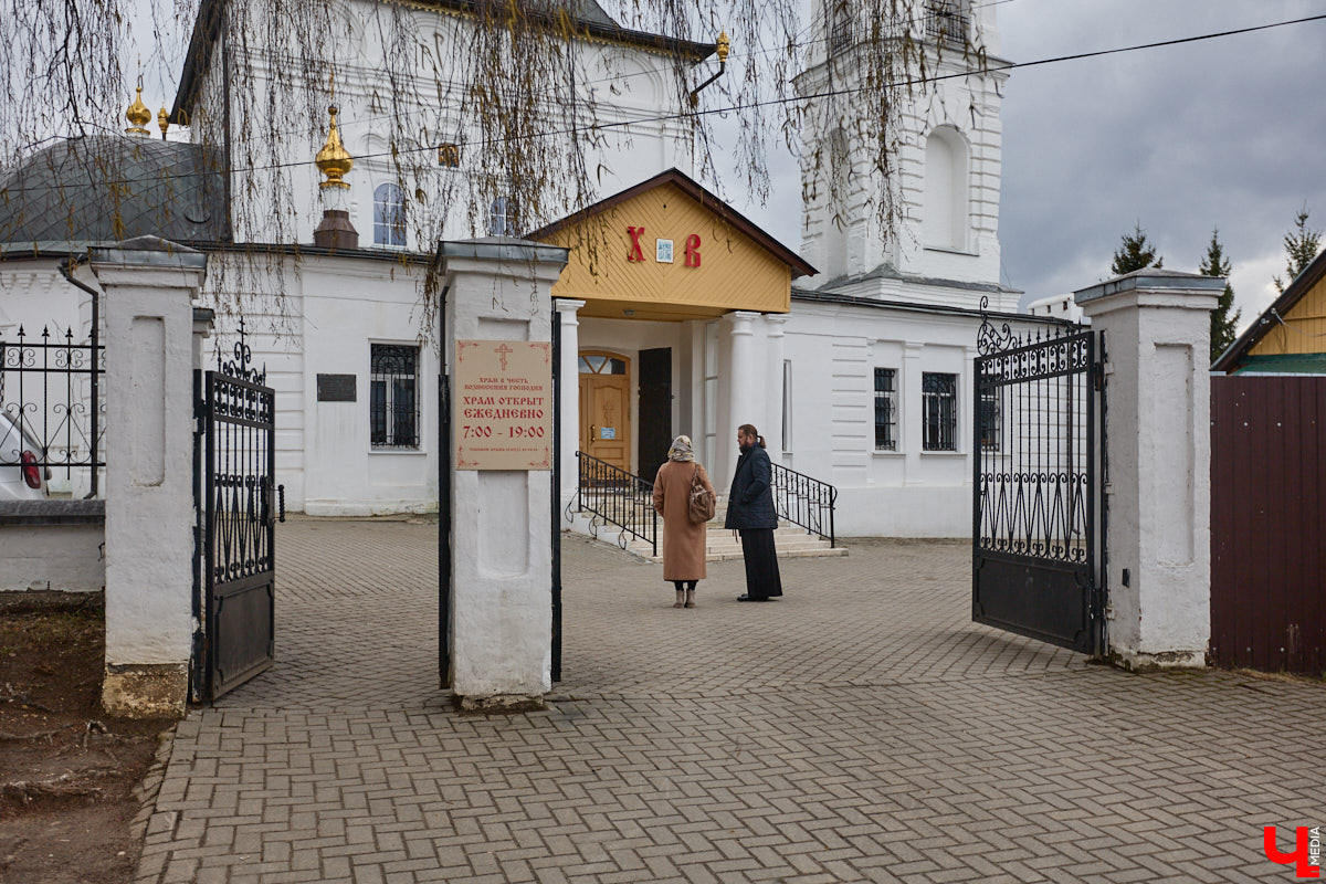 Вознесенская церковь прошла путь от древнего монастыря на подступах к Владимиру до тихого приходского храма. В начале 2000-х там нашли захоронение героя Отечественной войны 1812 года – майора гусарского полка Дмитрия Голицына. Есть мнение, что его биография во многом схожа с судьбой Андрея Болконского, героя романа Льва Толстого «Война и мир». Как трагическая кончина юноши повлияла на строительство каменного комплекса данной церкви? И при чем тут… босоножки? «Ключ-Медиа» искал ответы на эти вопросы вместе с настоятелем, отцом Николаем Смирновым.