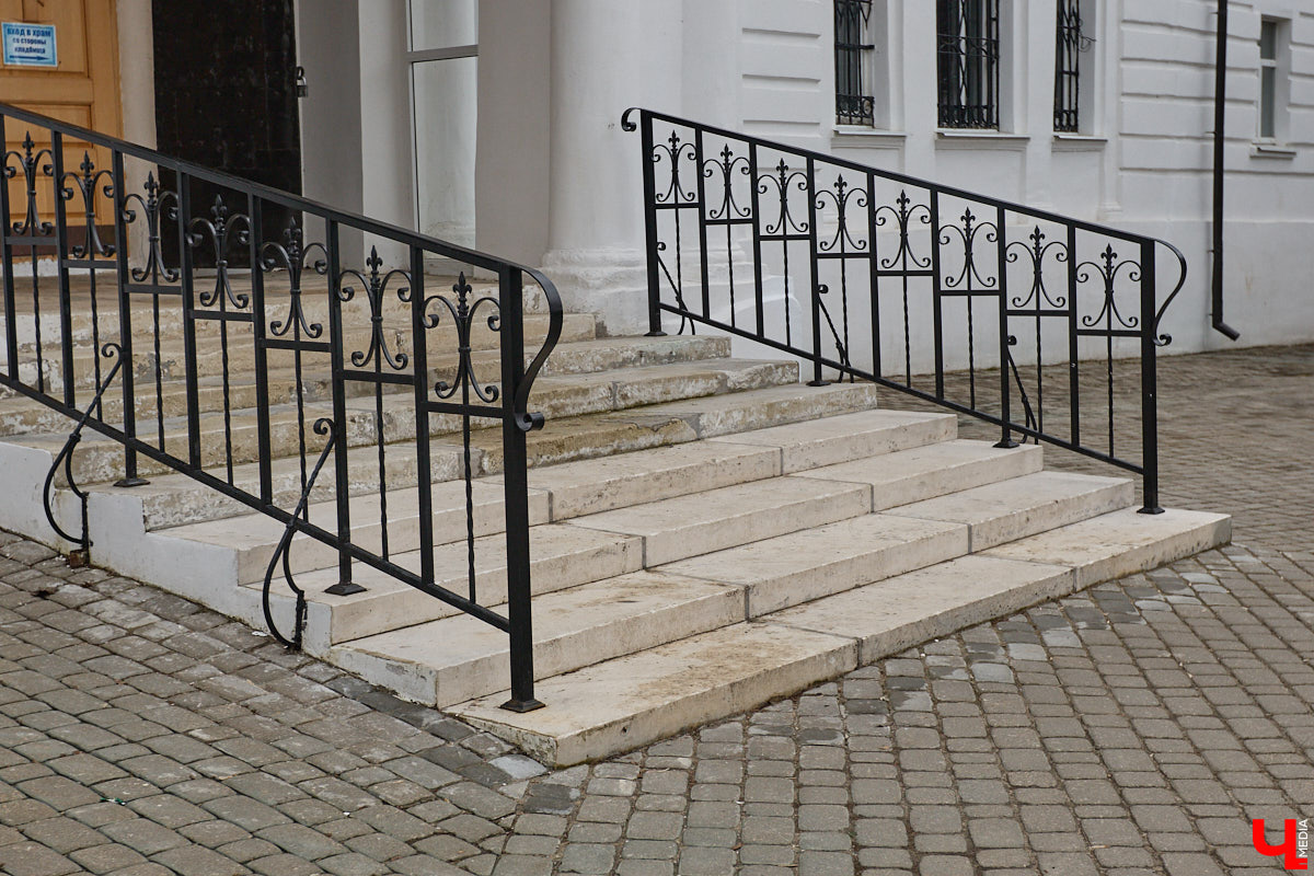 Вознесенская церковь прошла путь от древнего монастыря на подступах к Владимиру до тихого приходского храма. В начале 2000-х там нашли захоронение героя Отечественной войны 1812 года – майора гусарского полка Дмитрия Голицына. Есть мнение, что его биография во многом схожа с судьбой Андрея Болконского, героя романа Льва Толстого «Война и мир». Как трагическая кончина юноши повлияла на строительство каменного комплекса данной церкви? И при чем тут… босоножки? «Ключ-Медиа» искал ответы на эти вопросы вместе с настоятелем, отцом Николаем Смирновым.