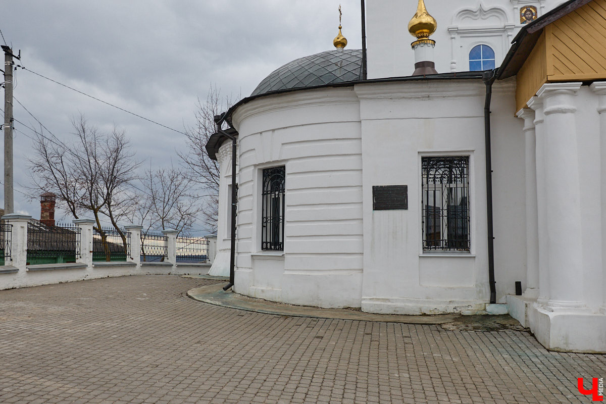 Вознесенская церковь прошла путь от древнего монастыря на подступах к Владимиру до тихого приходского храма. В начале 2000-х там нашли захоронение героя Отечественной войны 1812 года – майора гусарского полка Дмитрия Голицына. Есть мнение, что его биография во многом схожа с судьбой Андрея Болконского, героя романа Льва Толстого «Война и мир». Как трагическая кончина юноши повлияла на строительство каменного комплекса данной церкви? И при чем тут… босоножки? «Ключ-Медиа» искал ответы на эти вопросы вместе с настоятелем, отцом Николаем Смирновым.