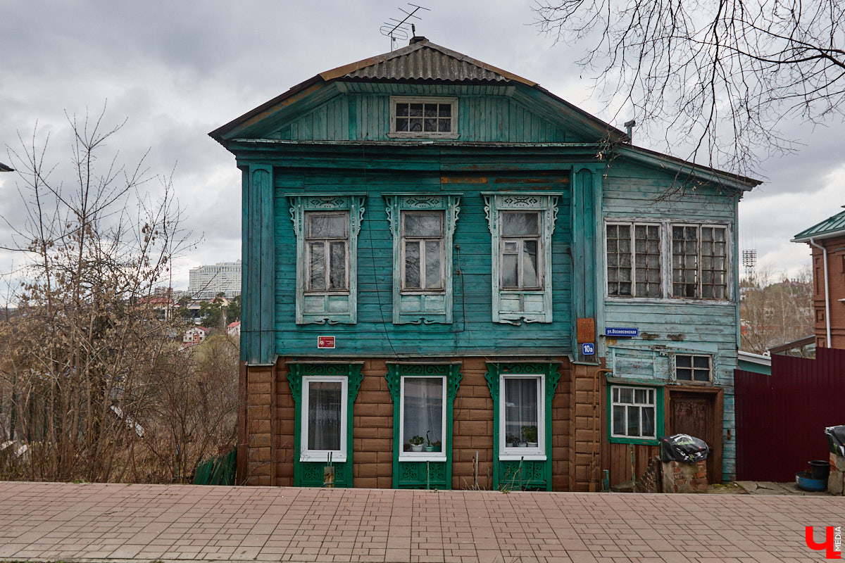 Вознесенская церковь прошла путь от древнего монастыря на подступах к Владимиру до тихого приходского храма. В начале 2000-х там нашли захоронение героя Отечественной войны 1812 года – майора гусарского полка Дмитрия Голицына. Есть мнение, что его биография во многом схожа с судьбой Андрея Болконского, героя романа Льва Толстого «Война и мир». Как трагическая кончина юноши повлияла на строительство каменного комплекса данной церкви? И при чем тут… босоножки? «Ключ-Медиа» искал ответы на эти вопросы вместе с настоятелем, отцом Николаем Смирновым.