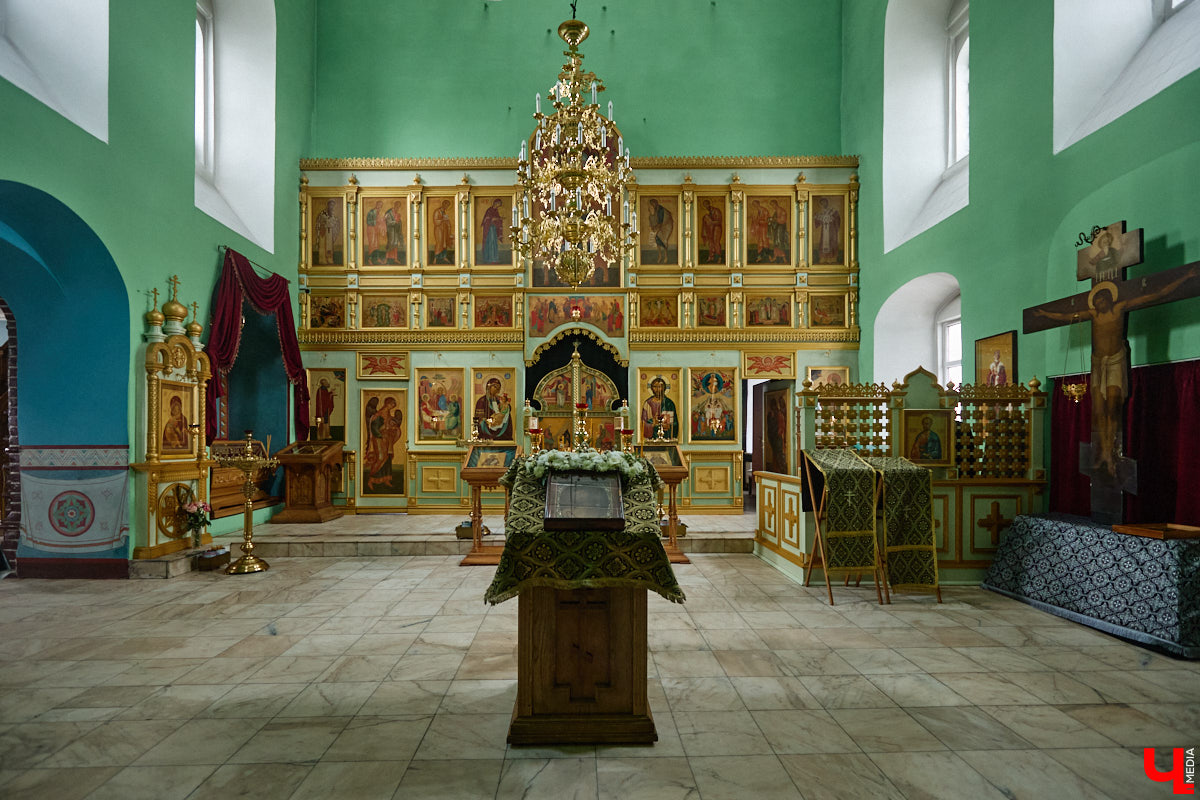 Вознесенская церковь прошла путь от древнего монастыря на подступах к Владимиру до тихого приходского храма. В начале 2000-х там нашли захоронение героя Отечественной войны 1812 года – майора гусарского полка Дмитрия Голицына. Есть мнение, что его биография во многом схожа с судьбой Андрея Болконского, героя романа Льва Толстого «Война и мир». Как трагическая кончина юноши повлияла на строительство каменного комплекса данной церкви? И при чем тут… босоножки? «Ключ-Медиа» искал ответы на эти вопросы вместе с настоятелем, отцом Николаем Смирновым.