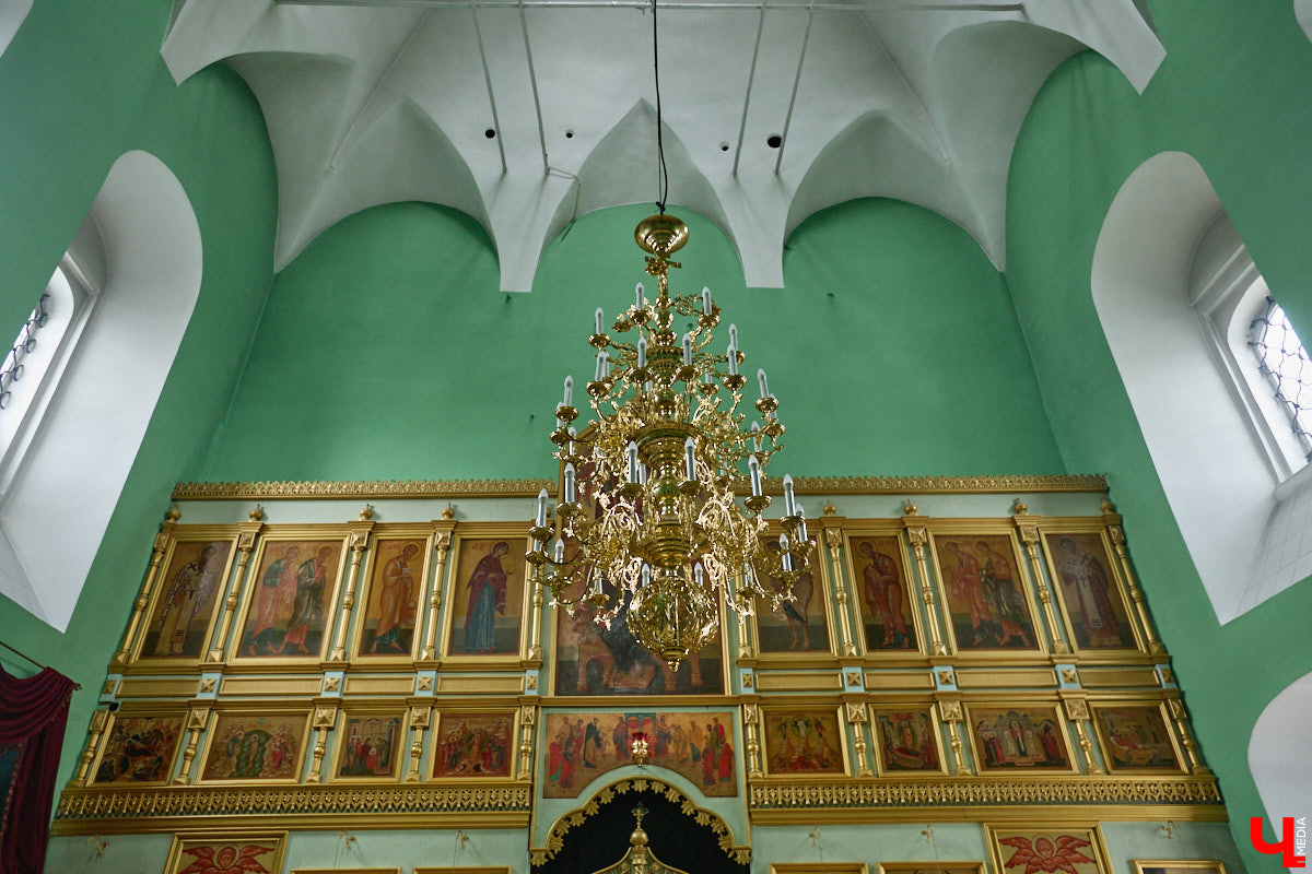 Вознесенская церковь прошла путь от древнего монастыря на подступах к Владимиру до тихого приходского храма. В начале 2000-х там нашли захоронение героя Отечественной войны 1812 года – майора гусарского полка Дмитрия Голицына. Есть мнение, что его биография во многом схожа с судьбой Андрея Болконского, героя романа Льва Толстого «Война и мир». Как трагическая кончина юноши повлияла на строительство каменного комплекса данной церкви? И при чем тут… босоножки? «Ключ-Медиа» искал ответы на эти вопросы вместе с настоятелем, отцом Николаем Смирновым.