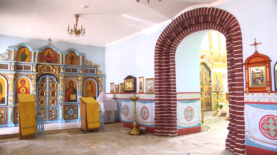 Вознесенская церковь прошла путь от древнего монастыря на подступах к Владимиру до тихого приходского храма. В начале 2000-х там нашли захоронение героя Отечественной войны 1812 года – майора гусарского полка Дмитрия Голицына. Есть мнение, что его биография во многом схожа с судьбой Андрея Болконского, героя романа Льва Толстого «Война и мир». Как трагическая кончина юноши повлияла на строительство каменного комплекса данной церкви? И при чем тут… босоножки? «Ключ-Медиа» искал ответы на эти вопросы вместе с настоятелем, отцом Николаем Смирновым.