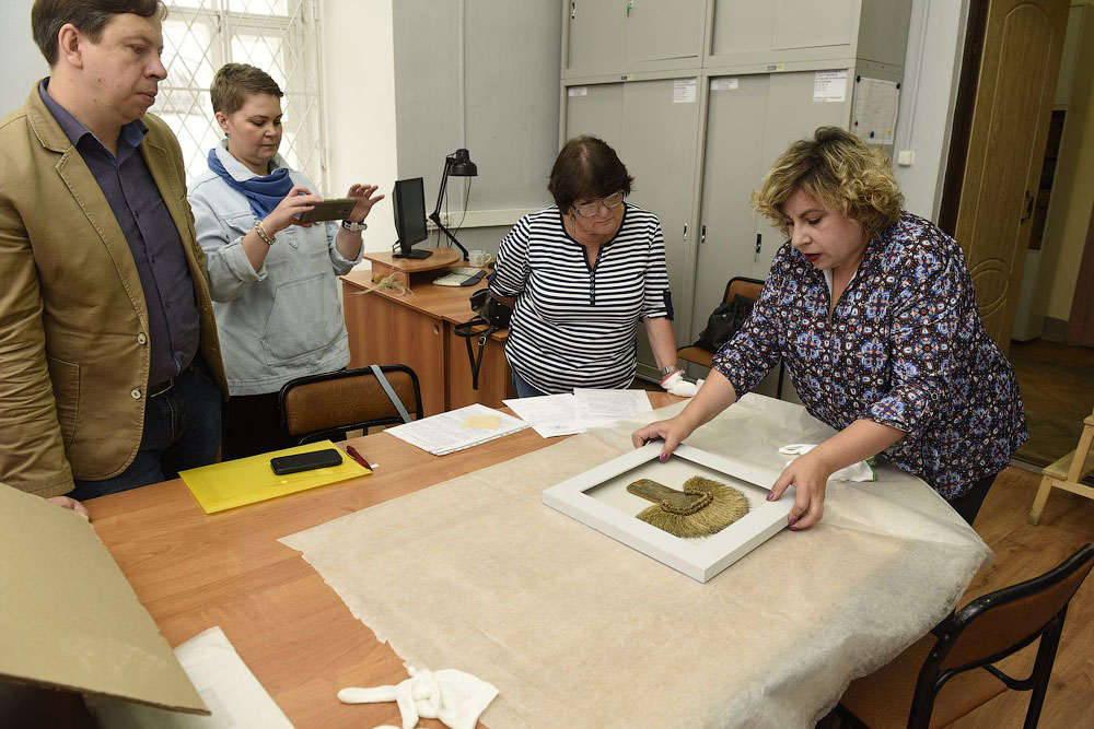 Вознесенская церковь прошла путь от древнего монастыря на подступах к Владимиру до тихого приходского храма. В начале 2000-х там нашли захоронение героя Отечественной войны 1812 года – майора гусарского полка Дмитрия Голицына. Есть мнение, что его биография во многом схожа с судьбой Андрея Болконского, героя романа Льва Толстого «Война и мир». Как трагическая кончина юноши повлияла на строительство каменного комплекса данной церкви? И при чем тут… босоножки? «Ключ-Медиа» искал ответы на эти вопросы вместе с настоятелем, отцом Николаем Смирновым.