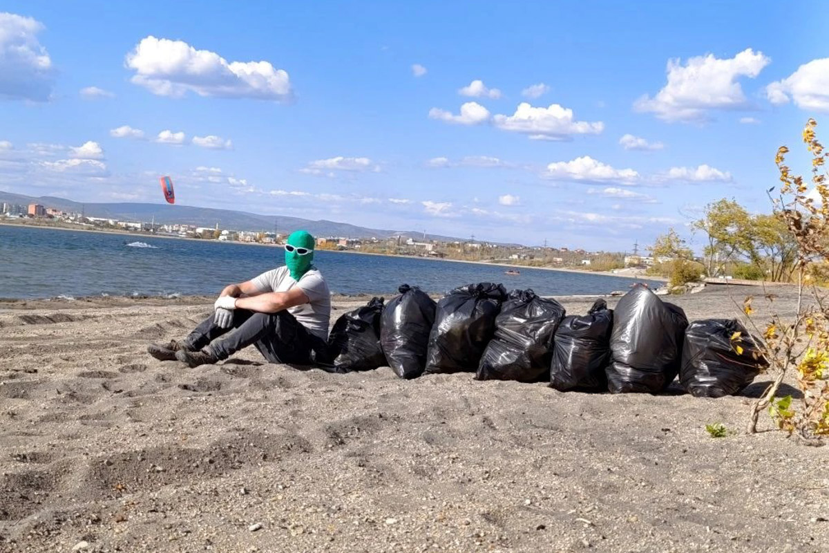 Вы уже успели в этом году выйти на субботник и навести порядок хотя бы около своего дома? Если нет, то сейчас самое время. Пример уже показал Чистомэн, недавно посетивший Владимир. Популярный челябинский экоблогер собрал четыре мешка с фантиками и бутылками и дал свою оценку чистоте владимирских парков и улиц.