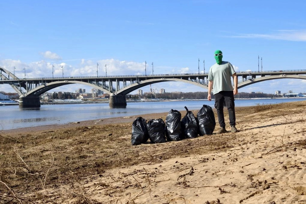 Вы уже успели в этом году выйти на субботник и навести порядок хотя бы около своего дома? Если нет, то сейчас самое время. Пример уже показал Чистомэн, недавно посетивший Владимир. Популярный челябинский экоблогер собрал четыре мешка с фантиками и бутылками и дал свою оценку чистоте владимирских парков и улиц.