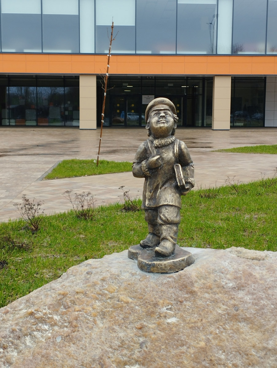 Владимирские мастера создают поистине невероятные шедевры! Мы писали он них не один раз, но творцы не перестают совершенствоваться и представлять новые работы. В этот раз в руках скульптора Виталия Цагареишвили вновь родился суздальчонок, а резчик из Кольчугина Андрей Жильцов представил свою первую большую бабушку из дерева.