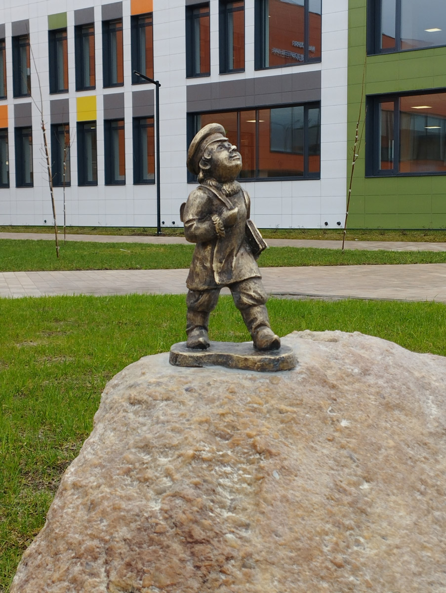 Владимирские мастера создают поистине невероятные шедевры! Мы писали он них не один раз, но творцы не перестают совершенствоваться и представлять новые работы. В этот раз в руках скульптора Виталия Цагареишвили вновь родился суздальчонок, а резчик из Кольчугина Андрей Жильцов представил свою первую большую бабушку из дерева.