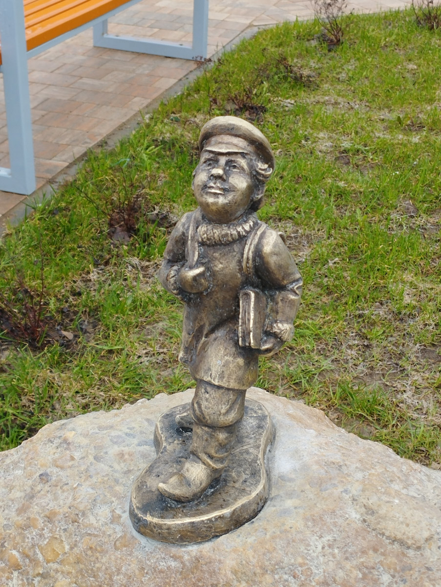 Владимирские мастера создают поистине невероятные шедевры! Мы писали он них не один раз, но творцы не перестают совершенствоваться и представлять новые работы. В этот раз в руках скульптора Виталия Цагареишвили вновь родился суздальчонок, а резчик из Кольчугина Андрей Жильцов представил свою первую большую бабушку из дерева.