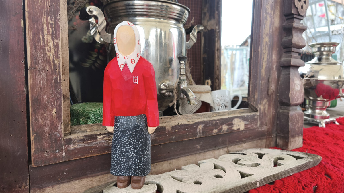 Владимирские мастера создают поистине невероятные шедевры! Мы писали он них не один раз, но творцы не перестают совершенствоваться и представлять новые работы. В этот раз в руках скульптора Виталия Цагареишвили вновь родился суздальчонок, а резчик из Кольчугина Андрей Жильцов представил свою первую большую бабушку из дерева.