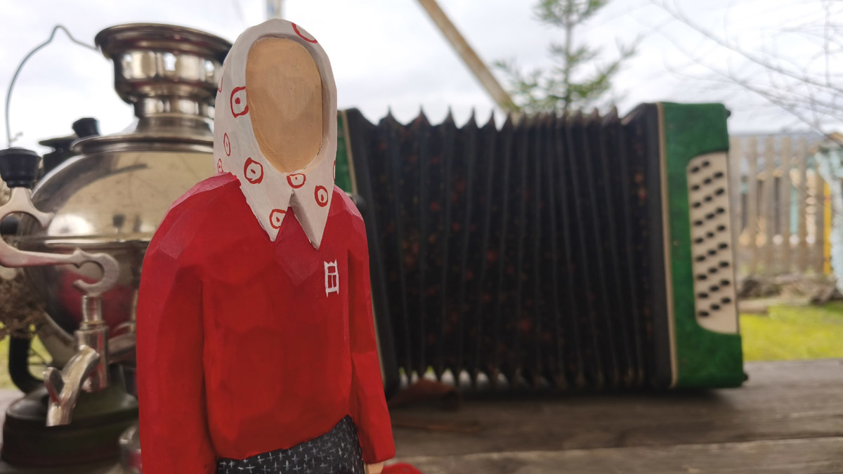 Владимирские мастера создают поистине невероятные шедевры! Мы писали он них не один раз, но творцы не перестают совершенствоваться и представлять новые работы. В этот раз в руках скульптора Виталия Цагареишвили вновь родился суздальчонок, а резчик из Кольчугина Андрей Жильцов представил свою первую большую бабушку из дерева.