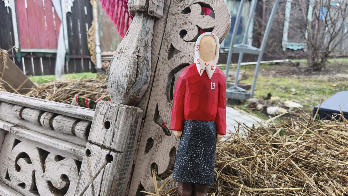 Владимирские мастера создают поистине невероятные шедевры! Мы писали он них не один раз, но творцы не перестают совершенствоваться и представлять новые работы. В этот раз в руках скульптора Виталия Цагареишвили вновь родился суздальчонок, а резчик из Кольчугина Андрей Жильцов представил свою первую большую бабушку из дерева.