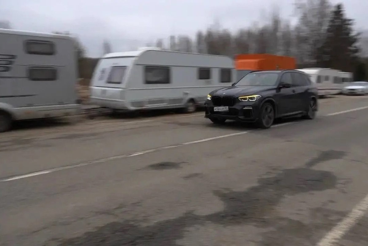 Во Владимирской области завершились съемки сериала «Свора». Кинематографисты работали в нашем регионе почти месяц и успели снять несколько ключевых эпизодов картины. Для этого столицу 33-го региона переименовали в Волчегорск, а мэрию перенесли в Областной дворец культуры и искусства. Эти и другие детали уже на сайте!