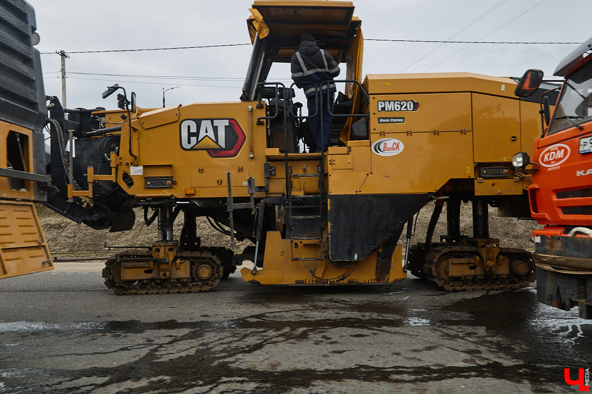 На дорожный ремонт в этом году во Владимире потратят примерно 267 миллионов рублей. В списке больше 20 улиц, правда, сделают их, конечно, не полностью. Менять полотно будут участками. А еще на дороги областного центра вышел первый электробус. Где уложат новый асфальт и по каким маршрутам ездит экотранспорт — расскажем в нашем дорожном обзоре.