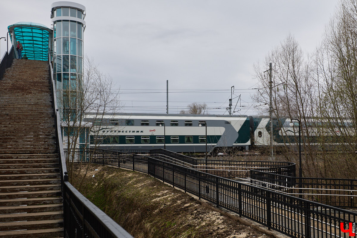 На дорожный ремонт в этом году во Владимире потратят примерно 267 миллионов рублей. В списке больше 20 улиц, правда, сделают их, конечно, не полностью. Менять полотно будут участками. А еще на дороги областного центра вышел первый электробус. Где уложат новый асфальт и по каким маршрутам ездит экотранспорт — расскажем в нашем дорожном обзоре.