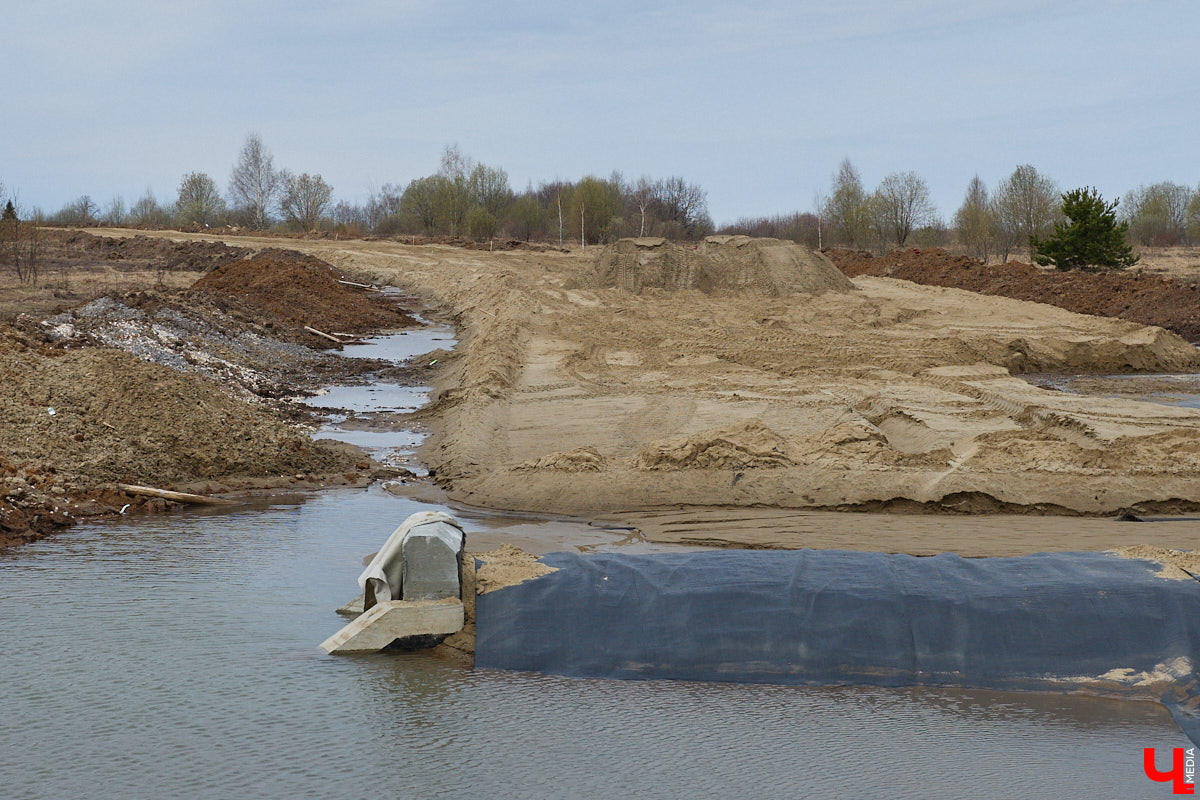 На дорожный ремонт в этом году во Владимире потратят примерно 267 миллионов рублей. В списке больше 20 улиц, правда, сделают их, конечно, не полностью. Менять полотно будут участками. А еще на дороги областного центра вышел первый электробус. Где уложат новый асфальт и по каким маршрутам ездит экотранспорт — расскажем в нашем дорожном обзоре.