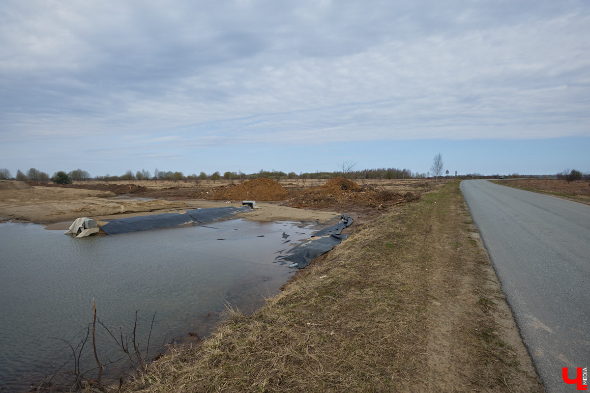 На дорожный ремонт в этом году во Владимире потратят примерно 267 миллионов рублей. В списке больше 20 улиц, правда, сделают их, конечно, не полностью. Менять полотно будут участками. А еще на дороги областного центра вышел первый электробус. Где уложат новый асфальт и по каким маршрутам ездит экотранспорт — расскажем в нашем дорожном обзоре.
