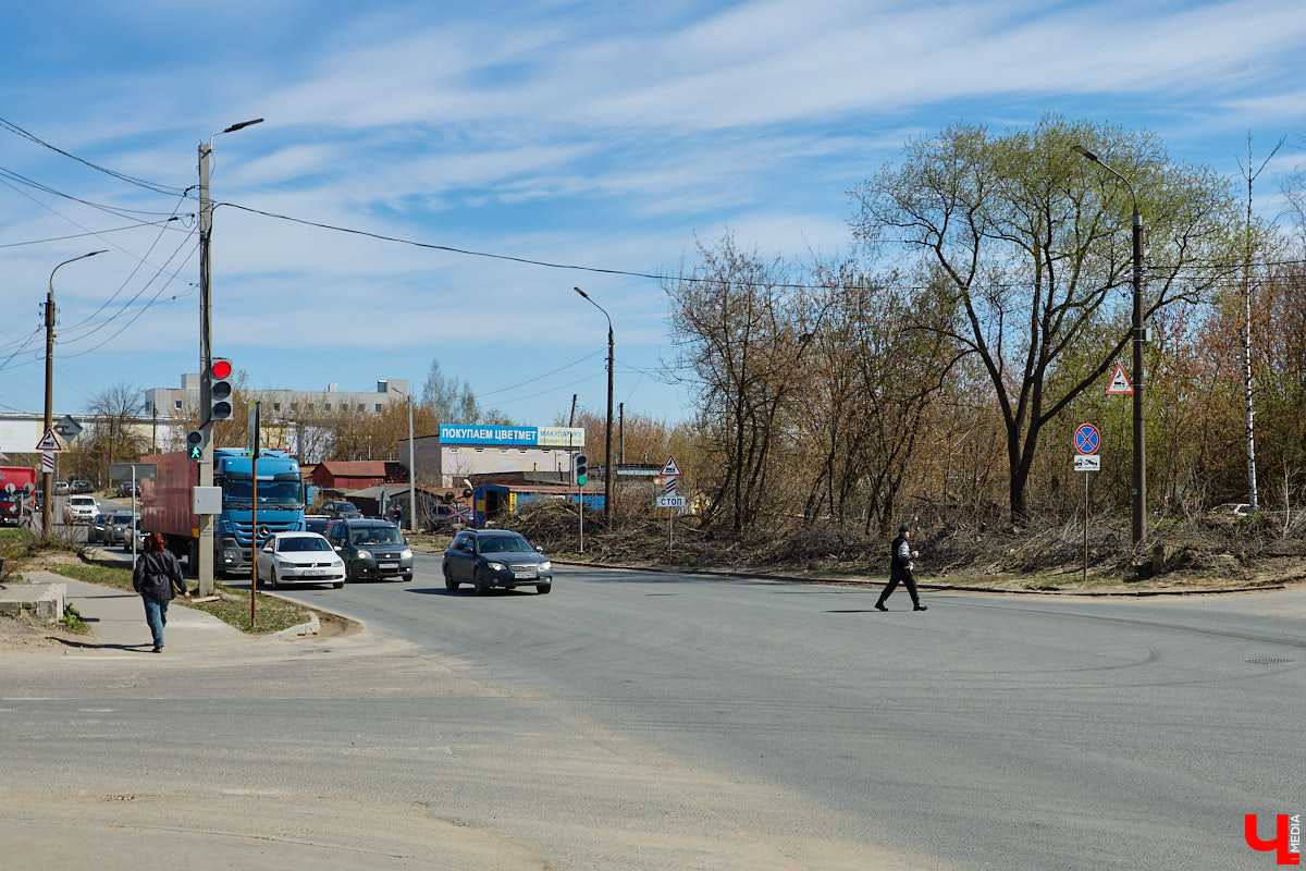 На дорожный ремонт в этом году во Владимире потратят примерно 267 миллионов рублей. В списке больше 20 улиц, правда, сделают их, конечно, не полностью. Менять полотно будут участками. А еще на дороги областного центра вышел первый электробус. Где уложат новый асфальт и по каким маршрутам ездит экотранспорт — расскажем в нашем дорожном обзоре.