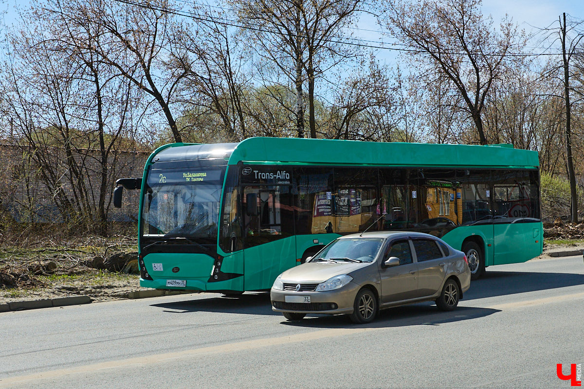 На дорожный ремонт в этом году во Владимире потратят примерно 267 миллионов рублей. В списке больше 20 улиц, правда, сделают их, конечно, не полностью. Менять полотно будут участками. А еще на дороги областного центра вышел первый электробус. Где уложат новый асфальт и по каким маршрутам ездит экотранспорт — расскажем в нашем дорожном обзоре.