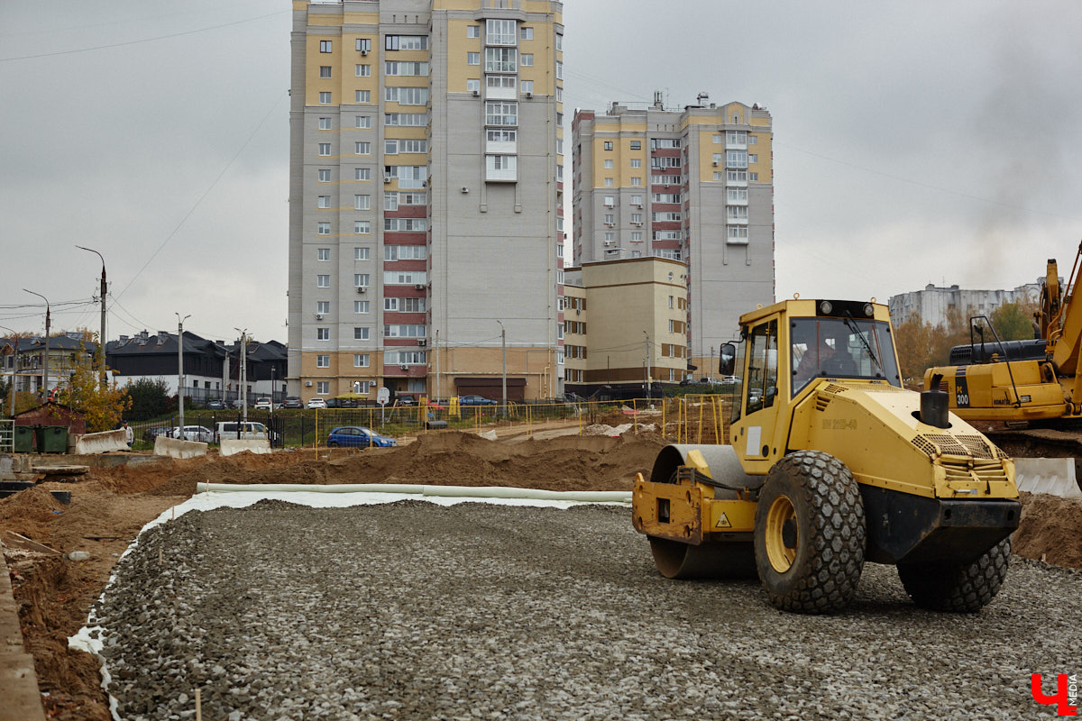 На дорожный ремонт в этом году во Владимире потратят примерно 267 миллионов рублей. В списке больше 20 улиц, правда, сделают их, конечно, не полностью. Менять полотно будут участками. А еще на дороги областного центра вышел первый электробус. Где уложат новый асфальт и по каким маршрутам ездит экотранспорт — расскажем в нашем дорожном обзоре.