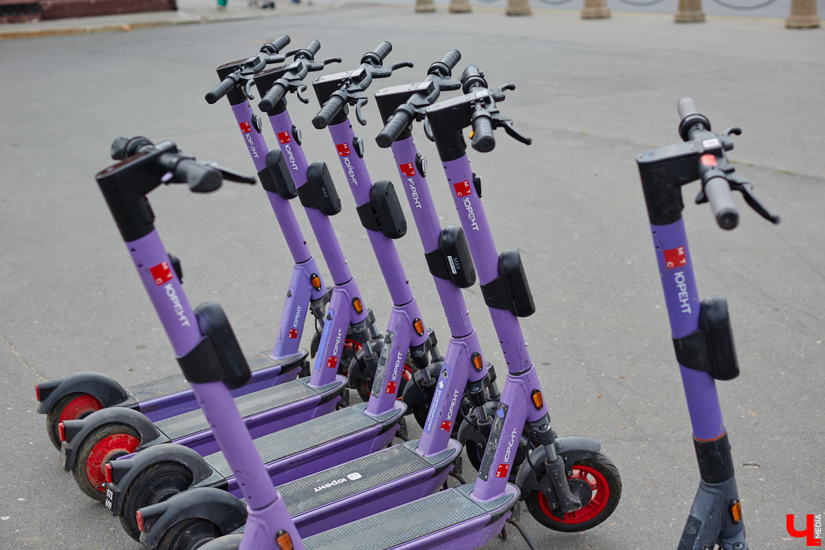 На дорожный ремонт в этом году во Владимире потратят примерно 267 миллионов рублей. В списке больше 20 улиц, правда, сделают их, конечно, не полностью. Менять полотно будут участками. А еще на дороги областного центра вышел первый электробус. Где уложат новый асфальт и по каким маршрутам ездит экотранспорт — расскажем в нашем дорожном обзоре.