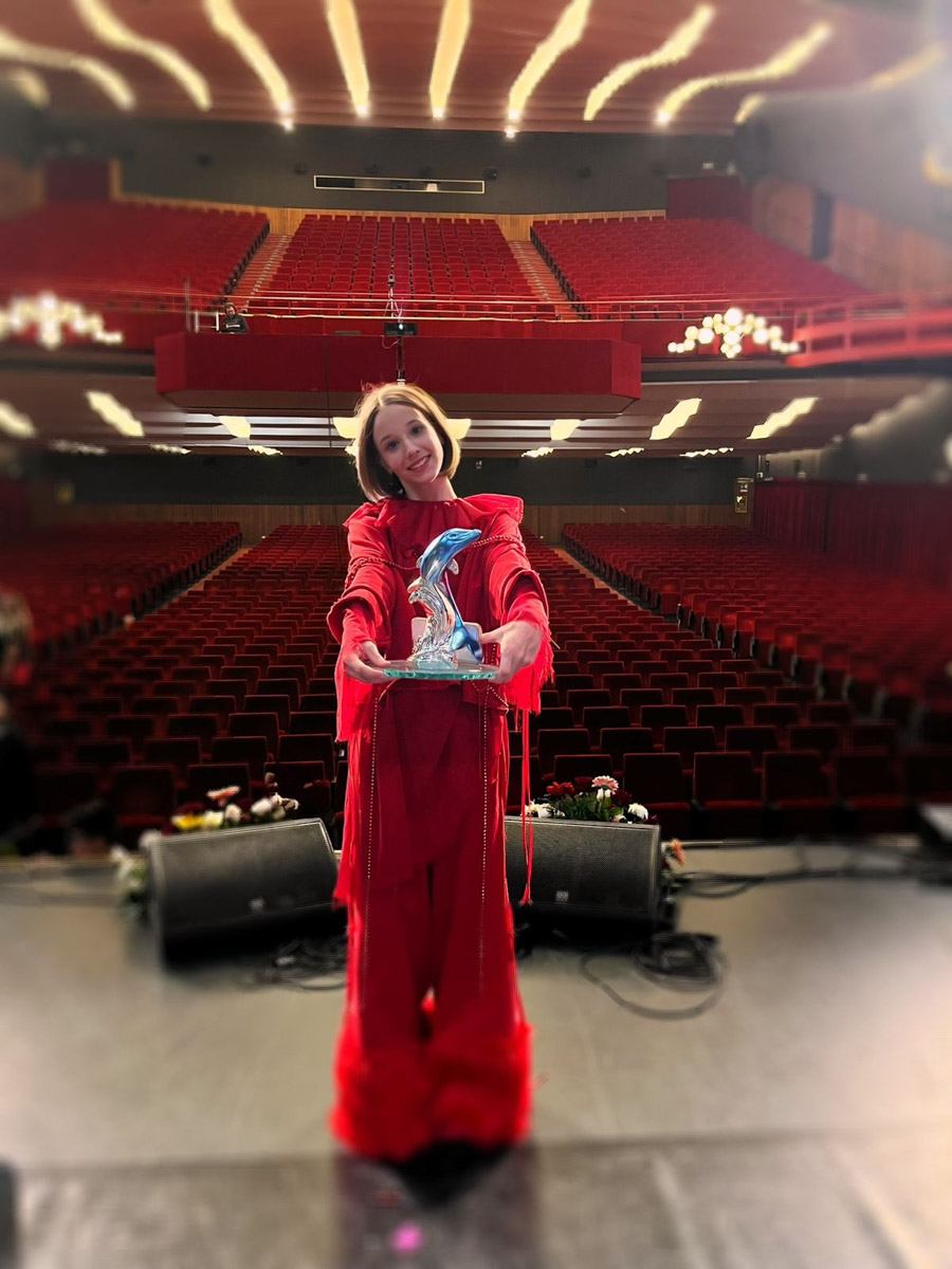 Фестиваль итальянской песни открыл миру множество имен. В их числе Адриано Челентано, Эрос Рамазотти, Андреа Бочелли. Теперь и у Владимира появился свой повод для гордости: финалистка проекта «Голос. Дети» Милана Крохина получила Гран-при «Санремо Джуниор-2026».