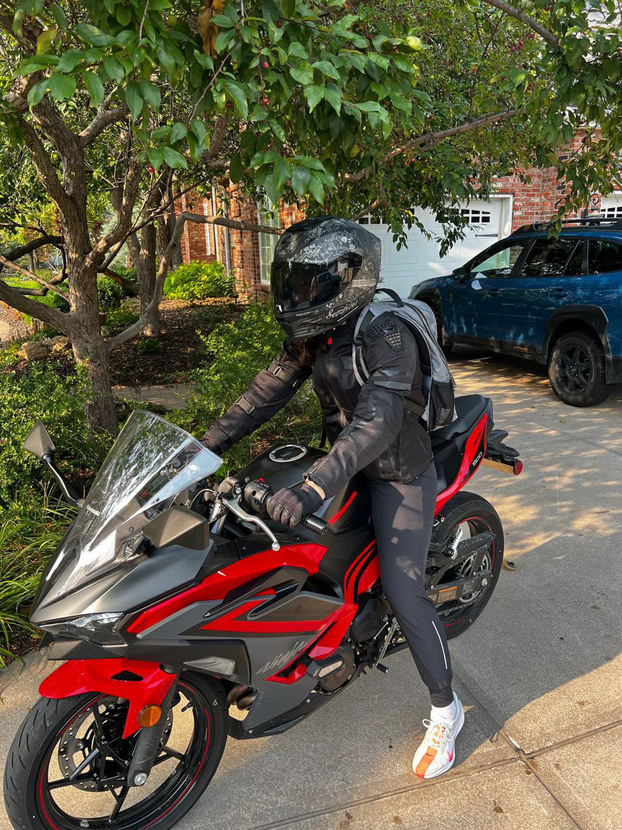 Владимирский боец ММА Вероника Борисова находится в США с февраля 2024 года. За последние пару лет она успела принять участие в нескольких боях, поставить карьеру на паузу, выйти замуж. О крутых поворотах на жизненном пути чемпионка поведала «Ключ-Медиа».