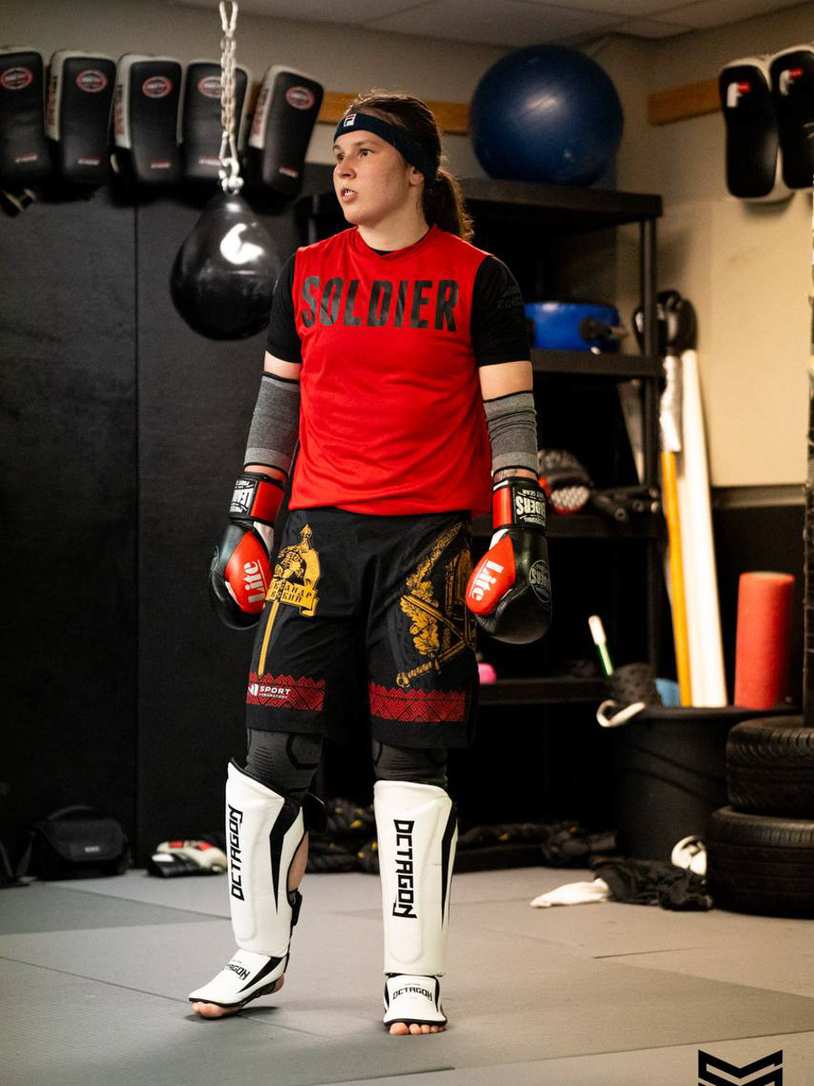 Владимирский боец ММА Вероника Борисова находится в США с февраля 2024 года. За последние пару лет она успела принять участие в нескольких боях, поставить карьеру на паузу, выйти замуж. О крутых поворотах на жизненном пути чемпионка поведала «Ключ-Медиа».