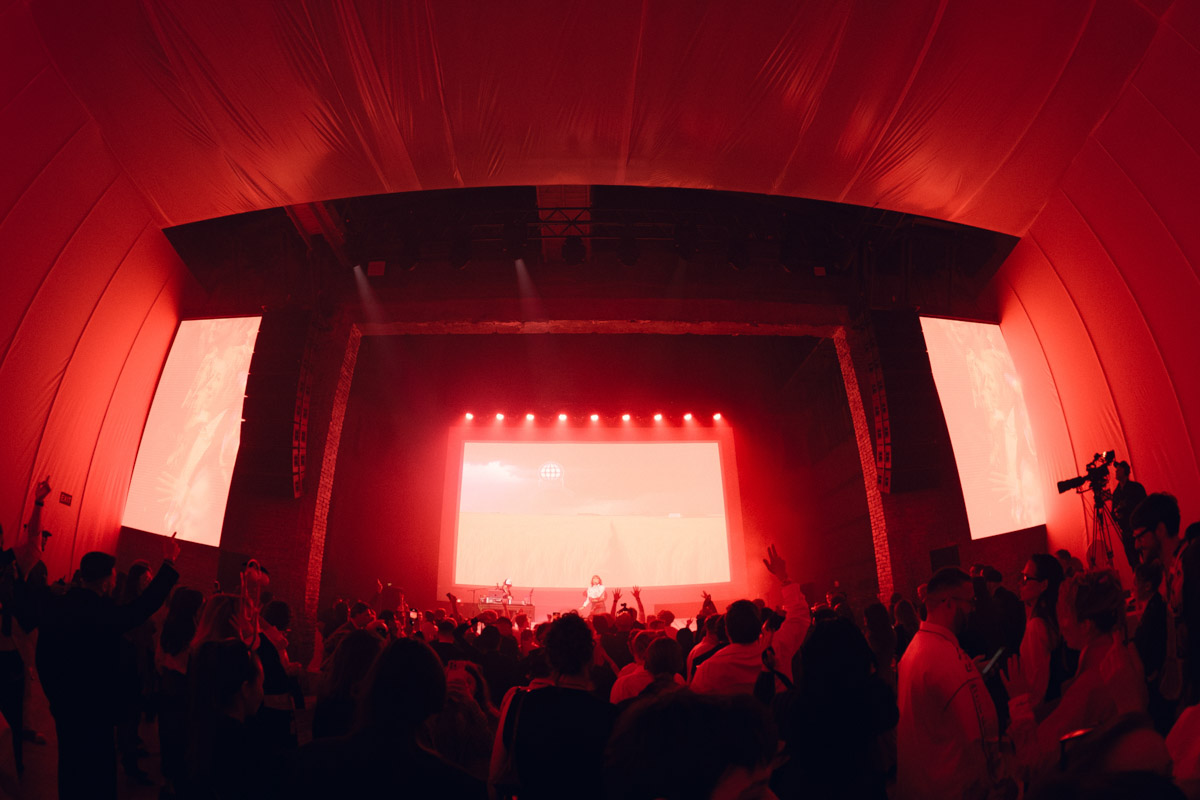 Каждый год на премии Top100awards называют имена лучших свадебных и ивент-профессионалов со всей России. В 2026-м без владимирцев топ не сложился. Например, владимирский диджей Vadimskee стал лучшим в своей категории, обогнав 99 достойнейших.