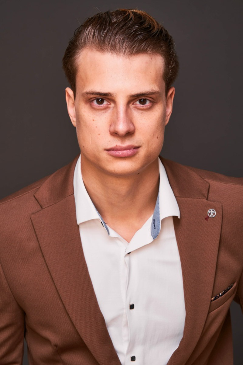 Мало кто знает, но в сериале «Молодежка. Новая смена» одну из главных ролей сыграл молодой актер из Радужного. Зовут его Андрей Нестеренко, но фанаты спортивной драмы знают юношу как Игоря Крепчука. Ему 26 лет, он молод и очень красив. При этом отнюдь не заносчив и с удовольствием нашел время ответить на вопросы «Ключ-Медиа».