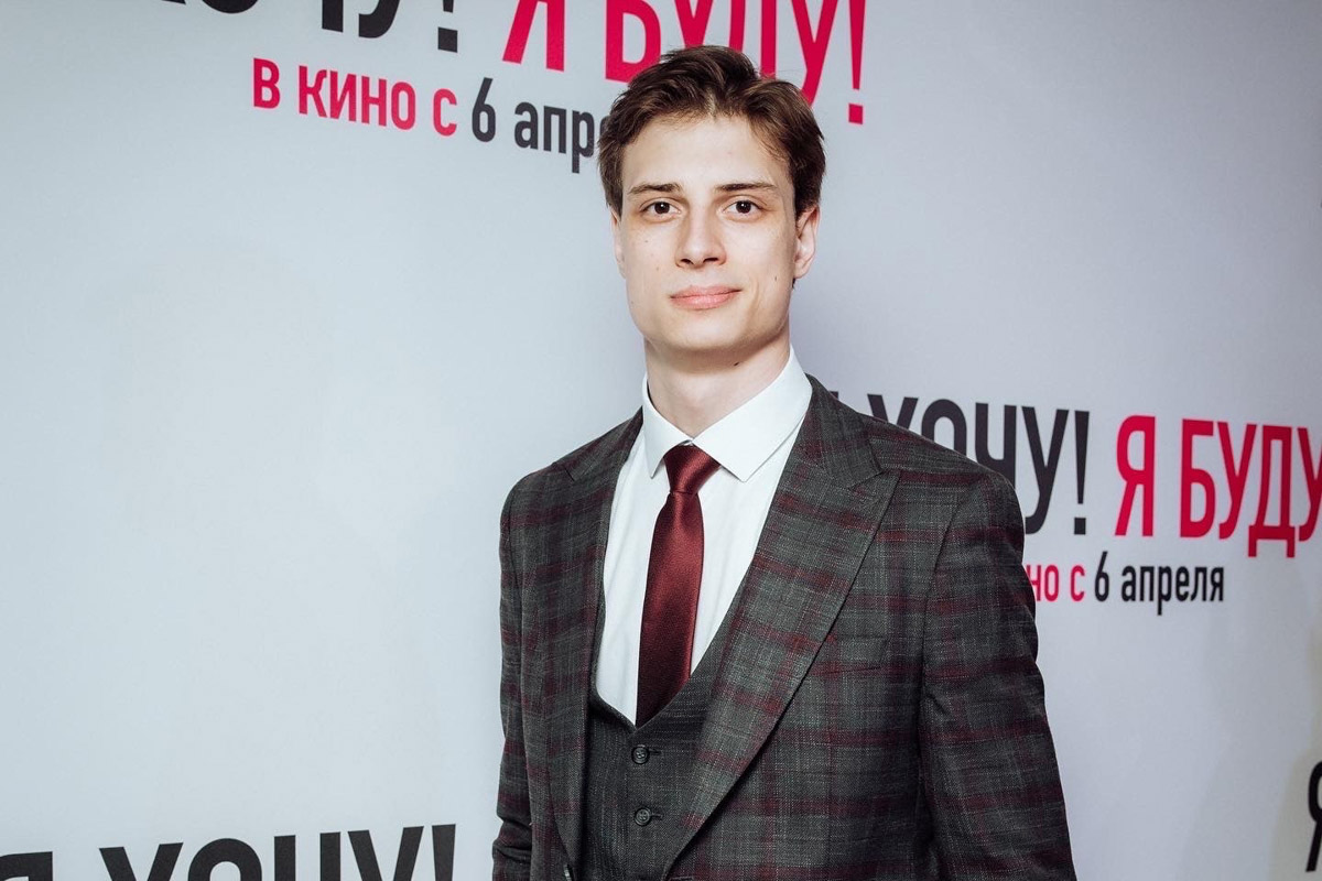 Мало кто знает, но в сериале «Молодежка. Новая смена» одну из главных ролей сыграл молодой актер из Радужного. Зовут его Андрей Нестеренко, но фанаты спортивной драмы знают юношу как Игоря Крепчука. Ему 26 лет, он молод и очень красив. При этом отнюдь не заносчив и с удовольствием нашел время ответить на вопросы «Ключ-Медиа».