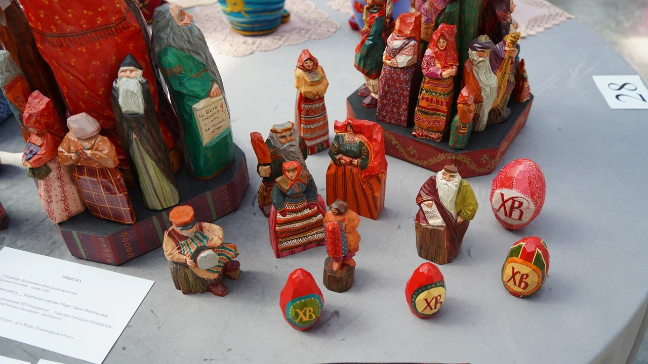 В Ростове Великом подвели итоги ежегодного конкурса «Туристский сувенир Золотого кольца». В финальный отбор попали около 300 заявок, 24 призовых места по итогу оказались у мастеров из нашего региона. Рассказываем, чем удивили наши производители.