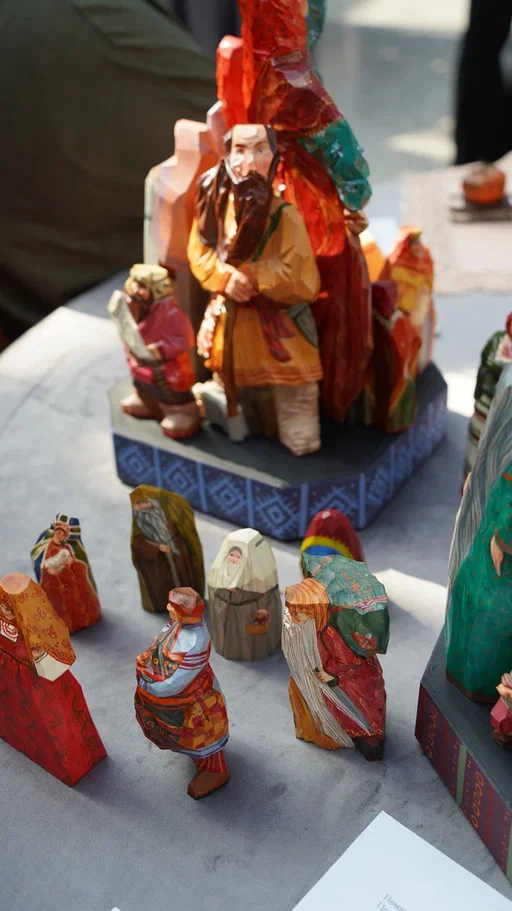 В Ростове Великом подвели итоги ежегодного конкурса «Туристский сувенир Золотого кольца». В финальный отбор попали около 300 заявок, 24 призовых места по итогу оказались у мастеров из нашего региона. Рассказываем, чем удивили наши производители.